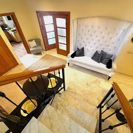 Majestic Εστεπόνα