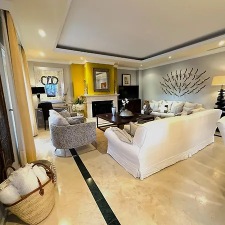 Βίλα Majestic Εστεπόνα