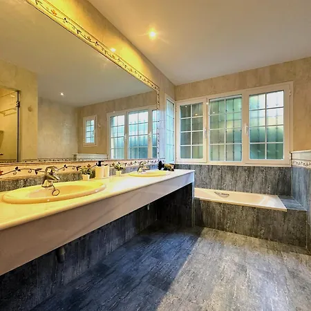 Majestic Εστεπόνα